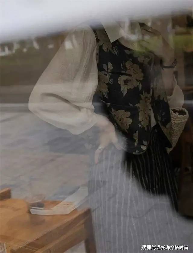 小姑娘 四十岁女人别穿大妈装，记住这几点，出街比小姑娘还惹眼