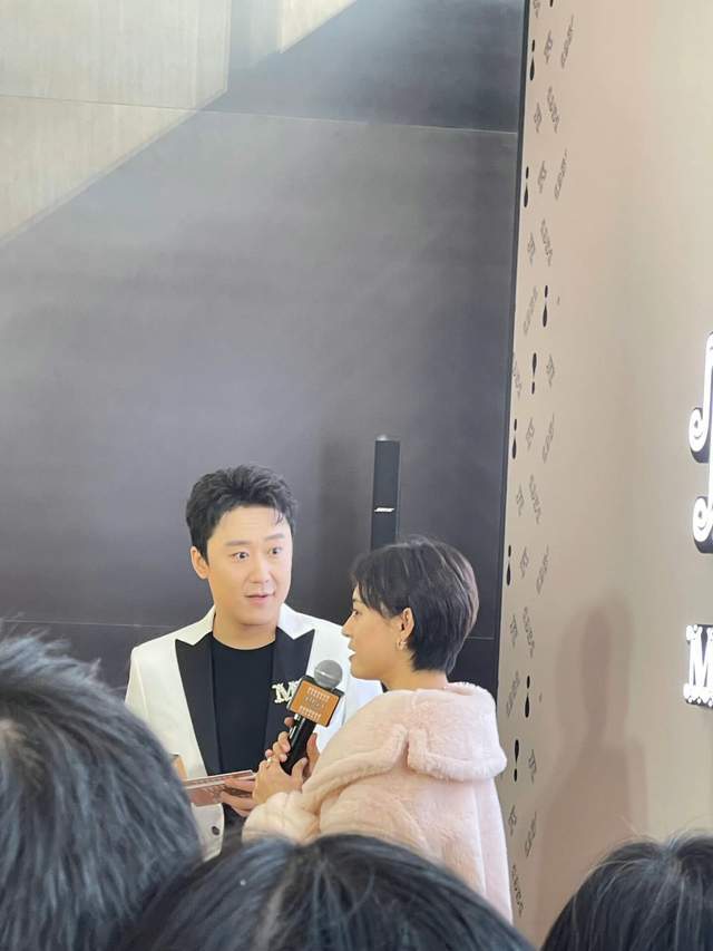 低胸装 孙俪线下站台，穿低胸装搭配突兀，生图曝光肤色暗沉脸比路人还胖
