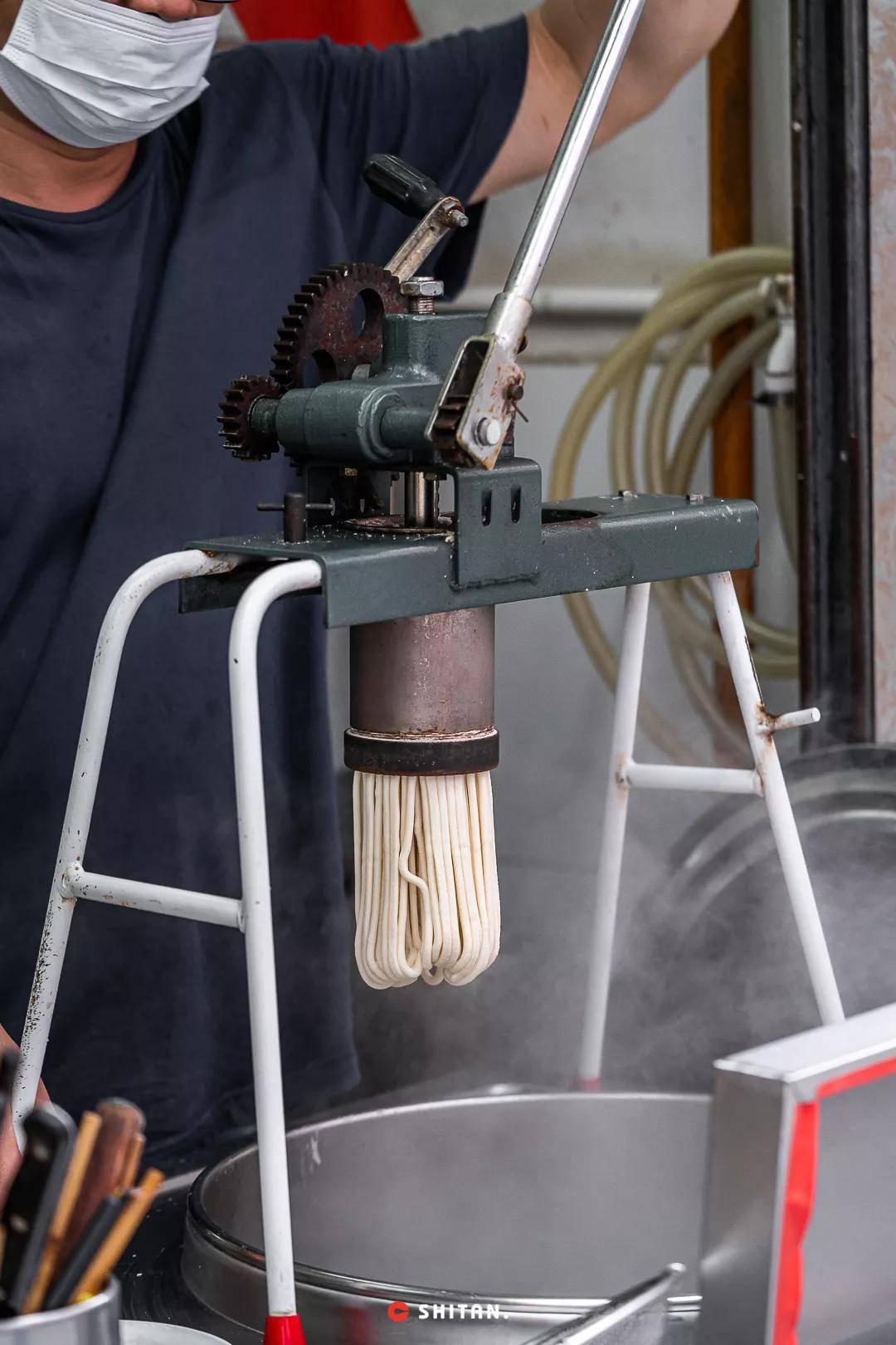 深圳"最野的面",是用屁股坐出来的…_饸饹