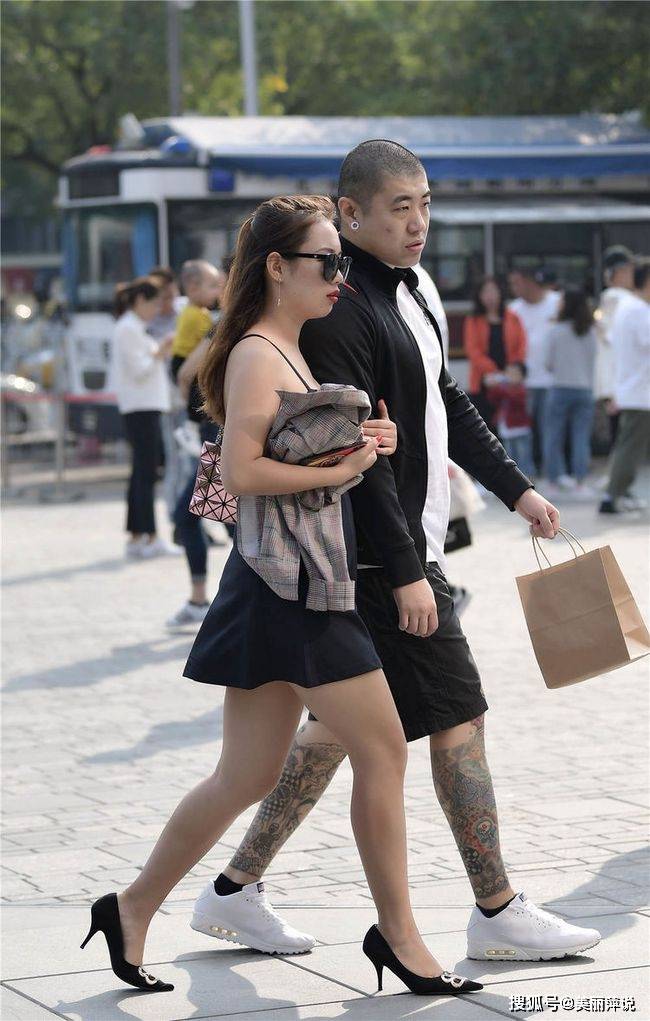 高跟鞋 美女街拍：爱美的姑娘，要习惯搭配高跟鞋，搭配出不一样的味道