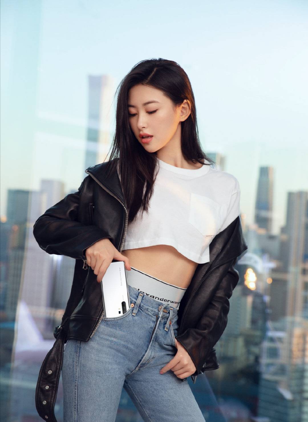 朱珠 港风美人朱珠天生好气质,吊带内搭高领衫身材姣好