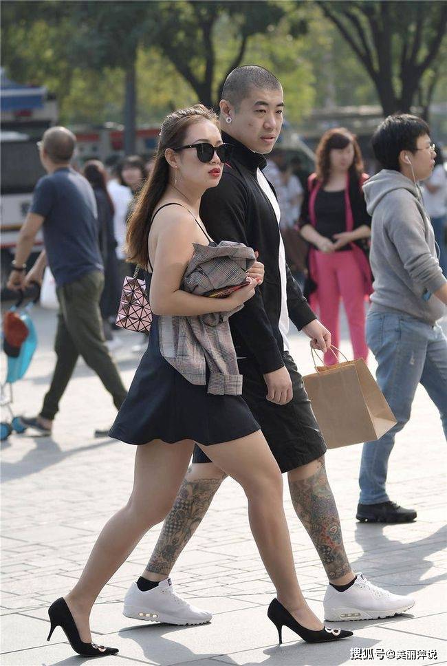 高跟鞋 美女街拍：爱美的姑娘，要习惯搭配高跟鞋，搭配出不一样的味道