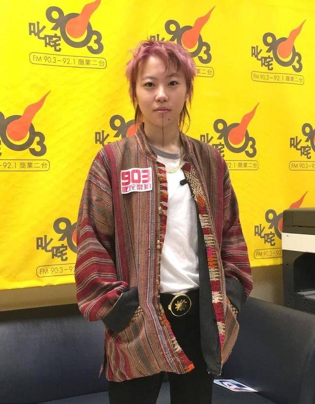 颜色 窦靖童打扮真不一样！白T恤配条纹外套慵懒随性，一般人驾驭不了