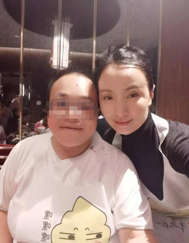 陶虹徐峥夫妇与养生家合影，49岁小陶虹淡妆减龄，气质温柔相当亲切