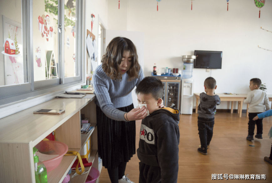 小学老师|大连一女幼师，因言论不当被“刑拘”，事后被曝光更丢脸事件