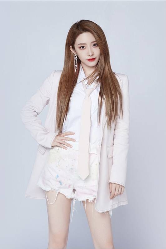 the9解散演唱会公式照发布喻言白裙光脚大长腿好美丽