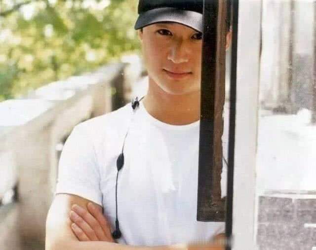 吴京|看吴京年轻时的照片，难怪谢楠说他也是小鲜肉，我们低估了他的颜