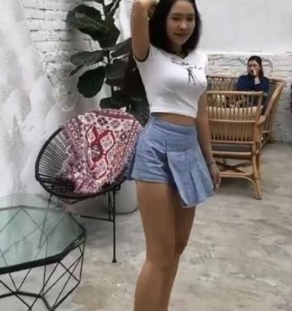 网络“南瓜腿”小姐姐火了，腿虽粗但腿型完美，看到正脸着实惊艳一把