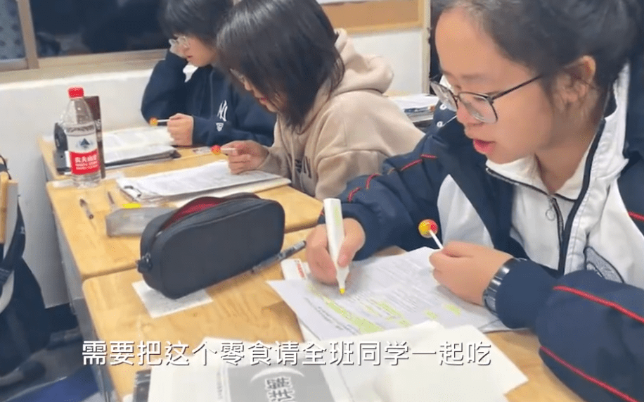 同學|高中生因違反班規，被小小懲罰，班主任：這也是他們的美好記憶