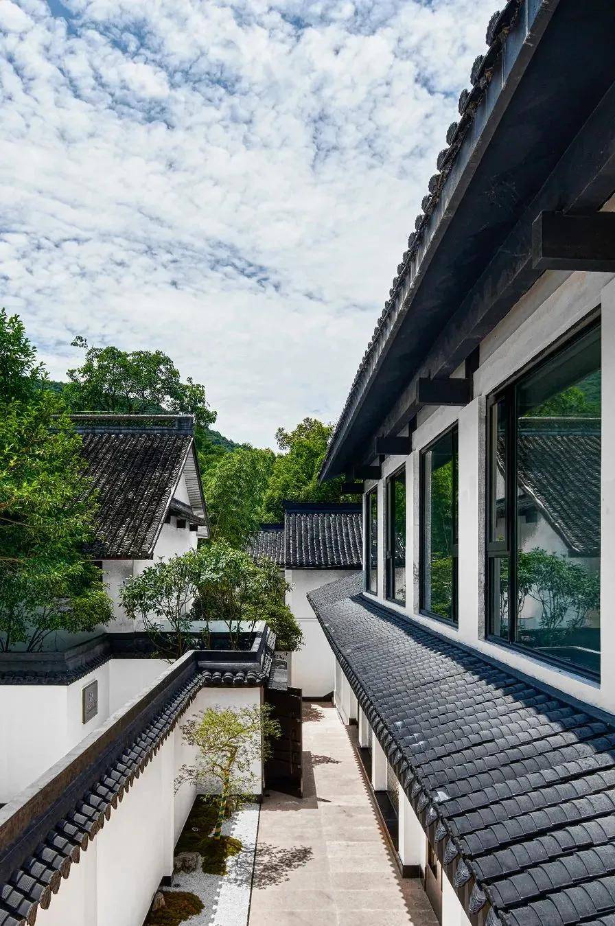 五个院子分别命名为回龙,篁竹,洗心,悦庭,云鼎,清逸雅韵贯穿庭院的每