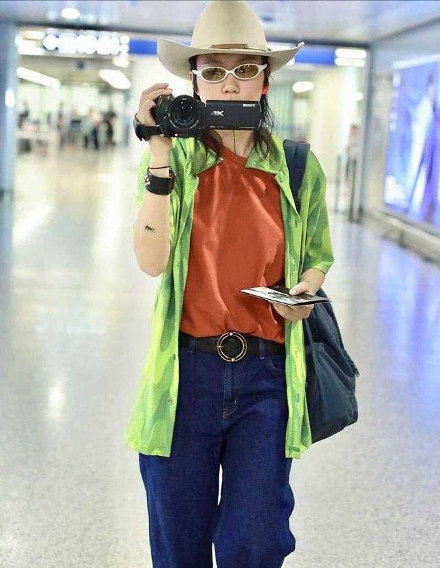 颜色 窦靖童打扮真不一样!白T恤配条纹外套慵懒随性,一般人驾驭不了