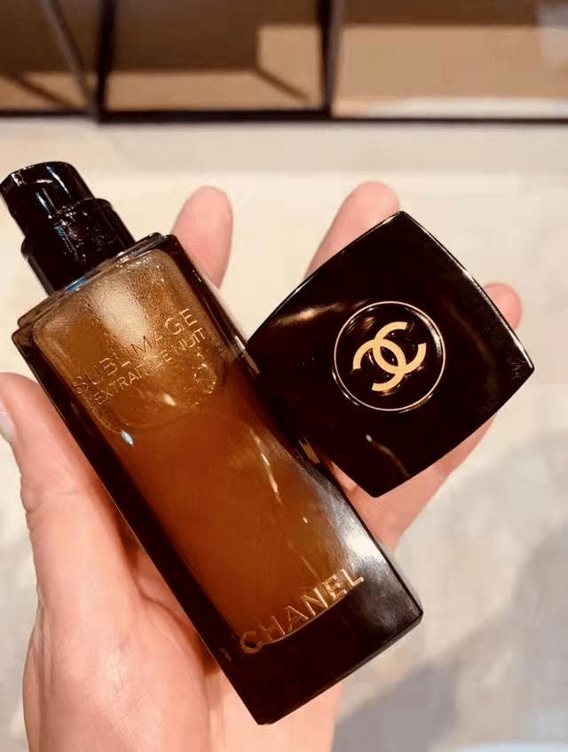 植物如何遵循肌肤生物节律？来看看香奈儿奢华黑金系列是怎么做的吧～