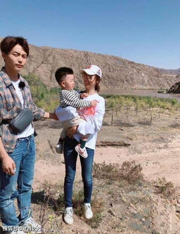 辣妈 43岁林心如穿黄毛衣配牛仔裤，低马尾戴发带美到骨子里，哪用扮嫩