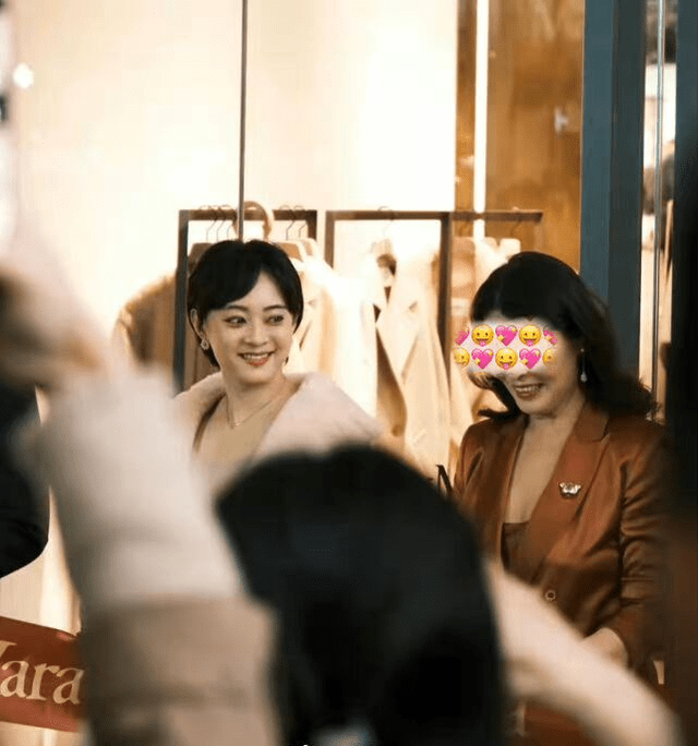 低胸装 孙俪线下站台，穿低胸装搭配突兀，生图曝光肤色暗沉脸比路人还胖