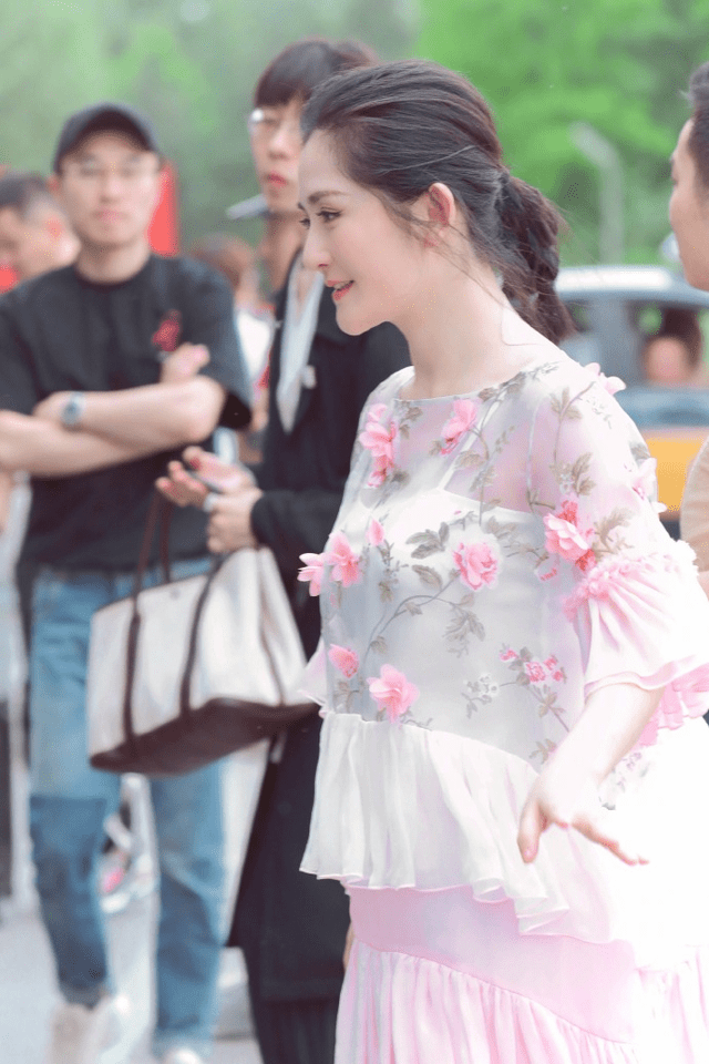 感觉 谢娜真的太爱“少女风”，穿粉色印花连衣裙清新甜美，少女感爆棚