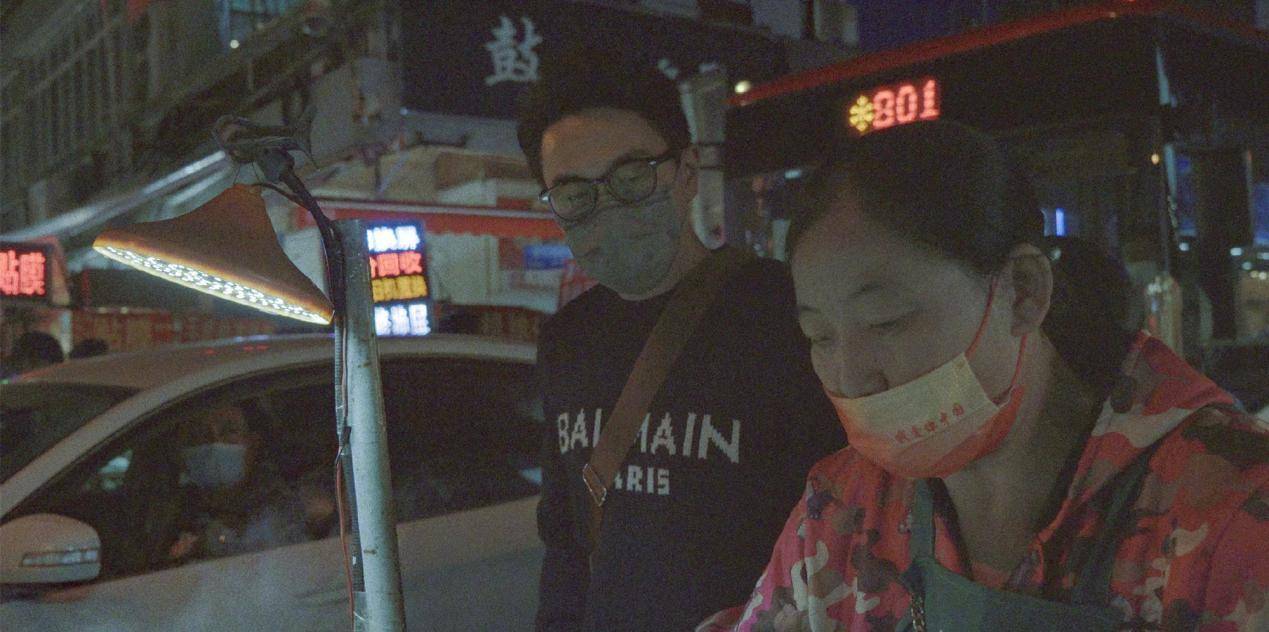 状态 刘恺威收工逛夜市,穿毛衣配牛仔裤吃路边摊,挎皮包似“老干部”