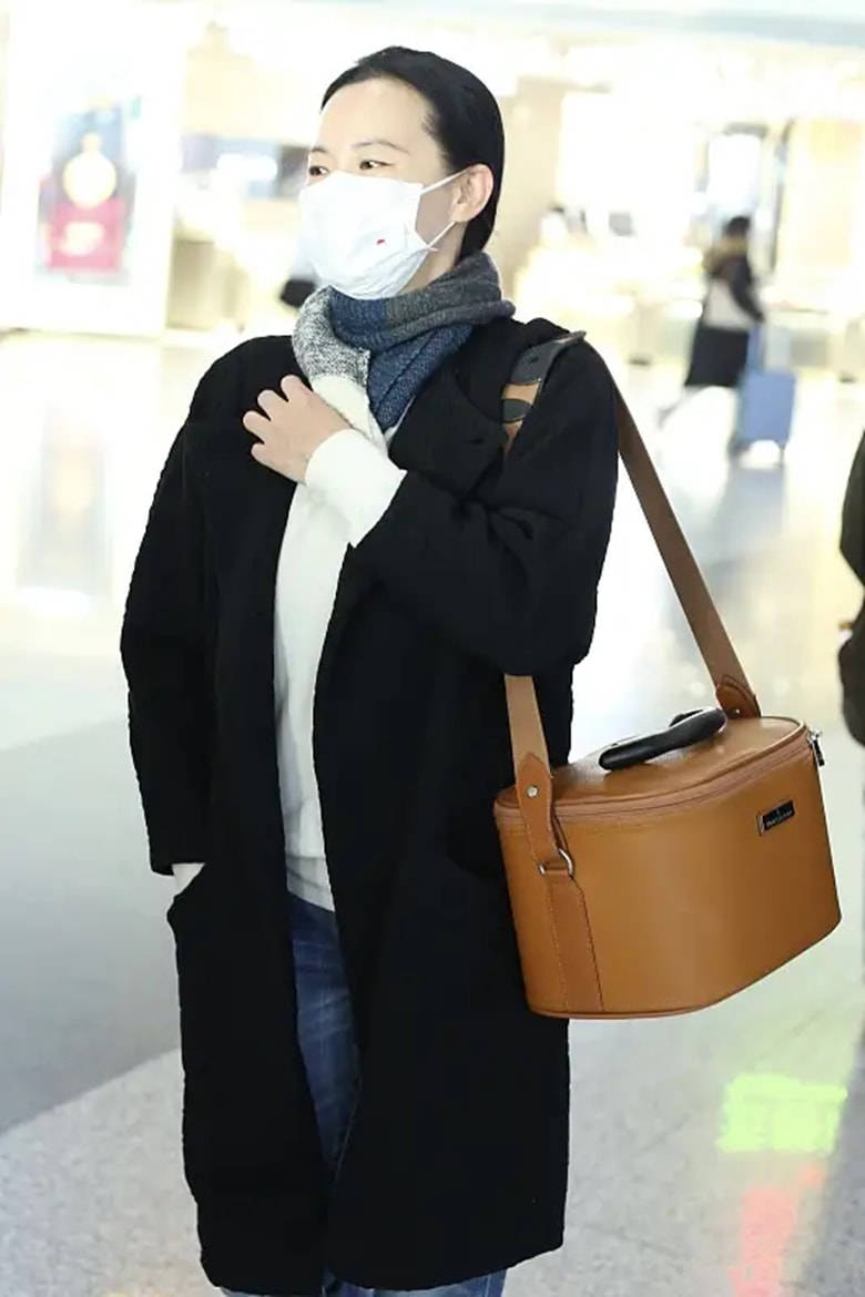 大衣咏梅走机场被拍，穿九分牛仔裤搭厚袜，51岁比年轻人打扮还时髦！