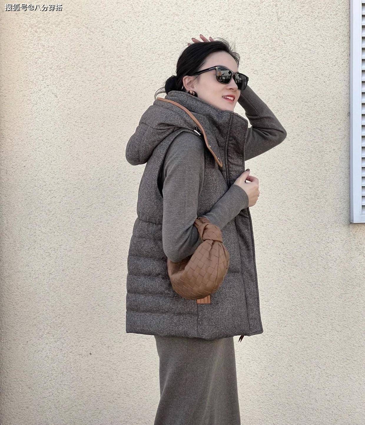 进行 羽绒服太显胖了?试试羽绒马甲叠穿的搭配,保暖舒适又减龄