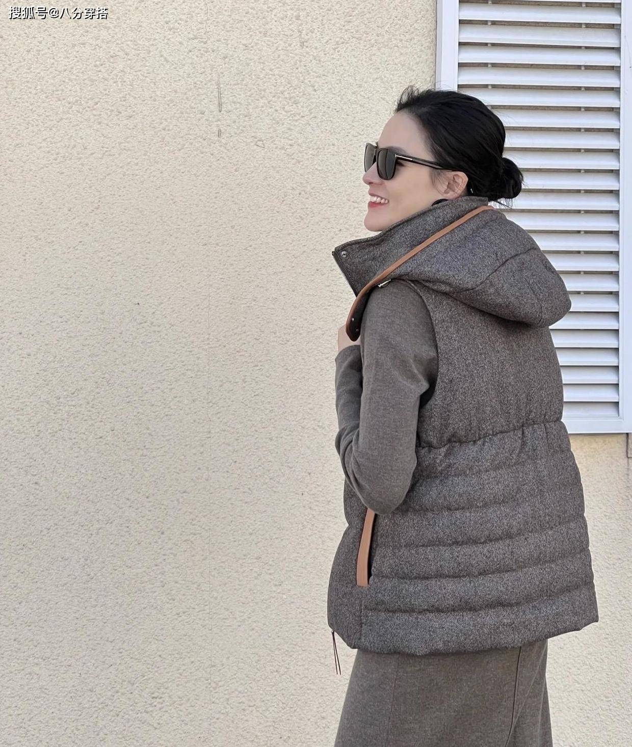 进行 羽绒服太显胖了?试试羽绒马甲叠穿的搭配,保暖舒适又减龄