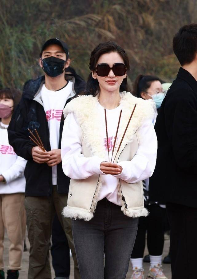 马甲 Baby真是瘦的过分了，脸上戴着眼镜，显得法令纹更明显了