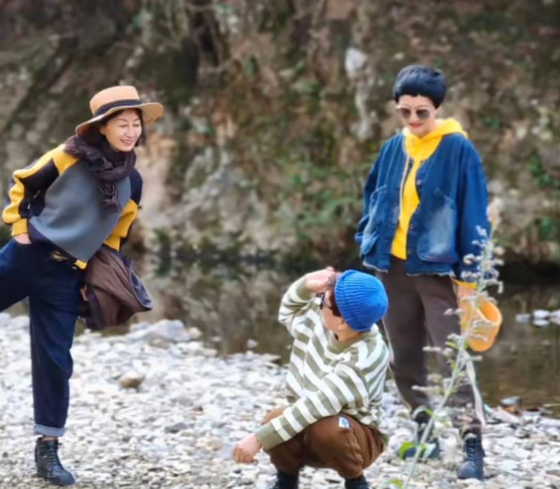 进行 老阿姨的出游照都被这4个“误区”耽误了，舍弃长丝巾是关键