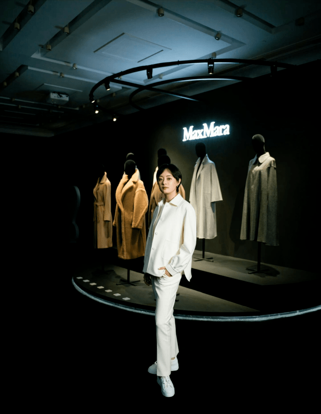 廓形 孙俪凹时尚造型再翻车！穿大火的泰迪熊大衣亮相，造型更像睡衣