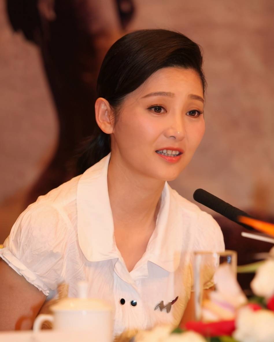 为了娶徐帆,被冯小刚"抛弃"的前妻张娣,现在过得怎么样了?