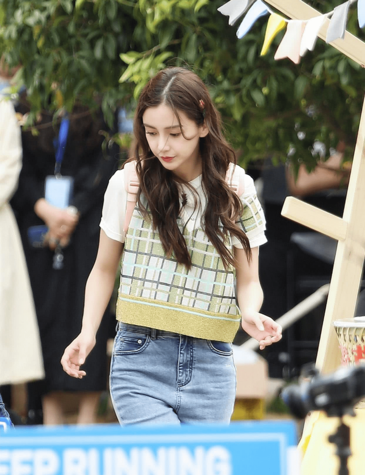 马甲 Baby真是瘦的过分了，脸上戴着眼镜，显得法令纹更明显了