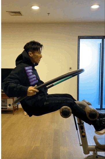 谢霆锋晒健身视频,挑战"挂呼啦圈",网友:这身材谁顶得住_自律