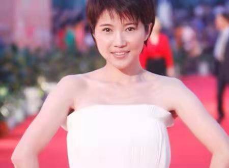 因为|演技封神的颜丙燕，如今几乎不见踪影，孤身一人十分潇洒！