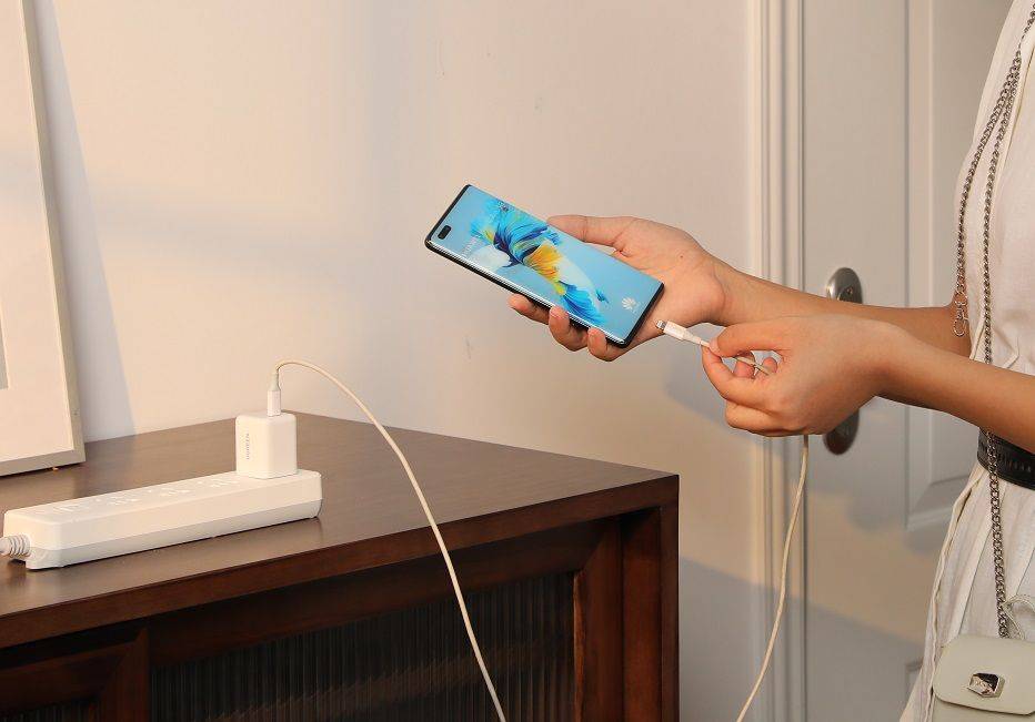 边充电边玩手机到底会不会触电？对手机有什么危害？没几人知道！