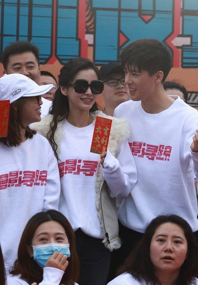 双手 离开滤镜baby颜值也崩了！法令纹瞩目瘦脱相，双手皮肤粗糙似老太