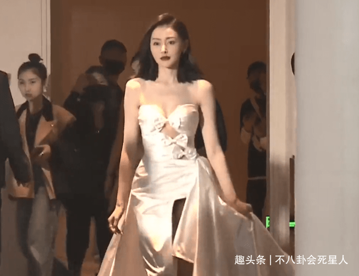 身材 红毯刺激战场!张柏芝红裙压阵,张天爱镂空裙,倪妮裹严实也不输