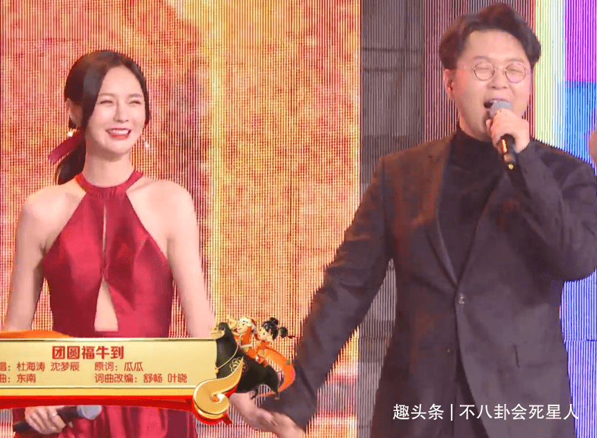 连那英|芒果小年夜造型：沈梦辰露背，宋茜吊带月光裙，李菲儿像披花床单