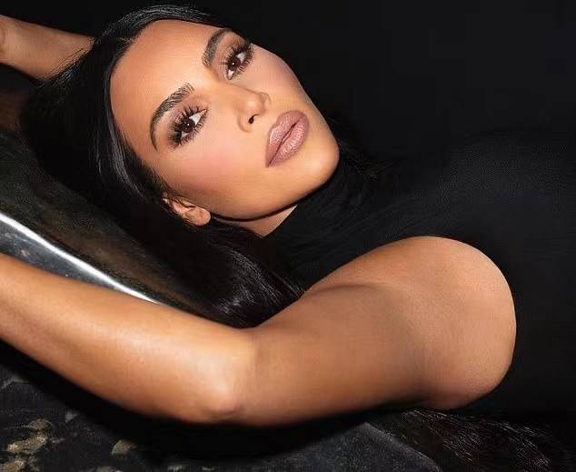 金卡戴珊最新广告造型曝光!黑色薄纱遮住细腰,叠放少女腿好优雅