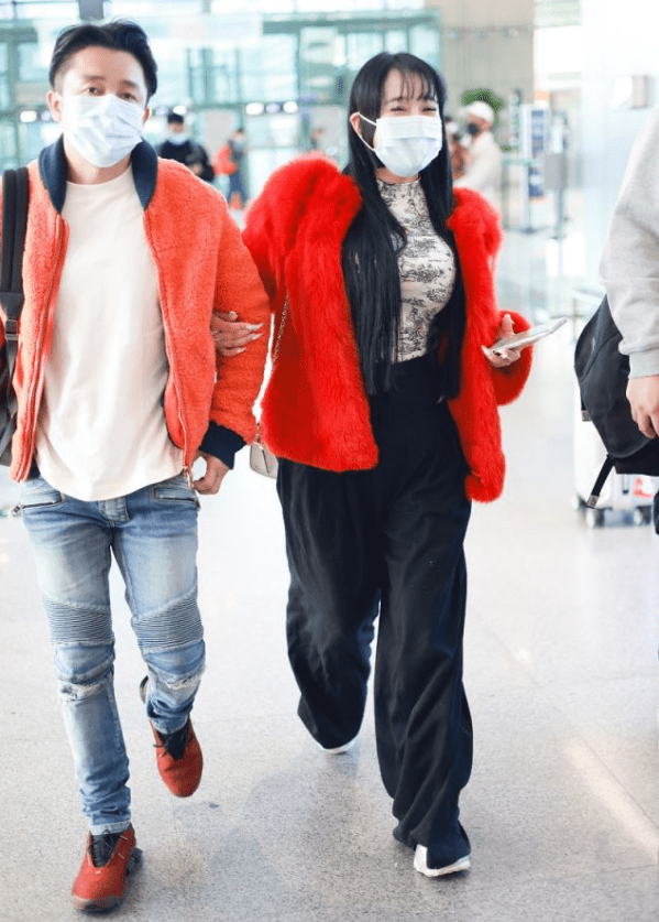 冉莹颖 冉莹颖机场穿衣也“抓马”！红皮草配紧身打底，看似浮夸却很时髦