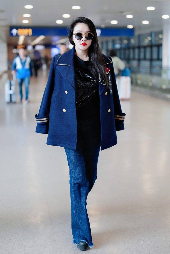 颜色冉莹颖在后台合影，穿开叉裙刻意秀腿，但腿短脸又松弛不自然！