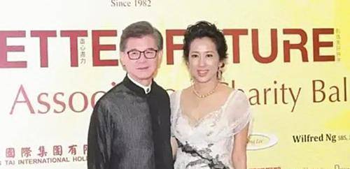 黑色 “阔太”朱玲玲夫妇亮相，搭配蕾丝白裙挺美，老公是亿万富豪