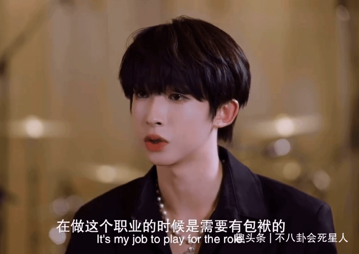 假面内娱诞生“粉面”男团，男版鞠婧祎全身抹粉，全员浓妆糊面像刷漆