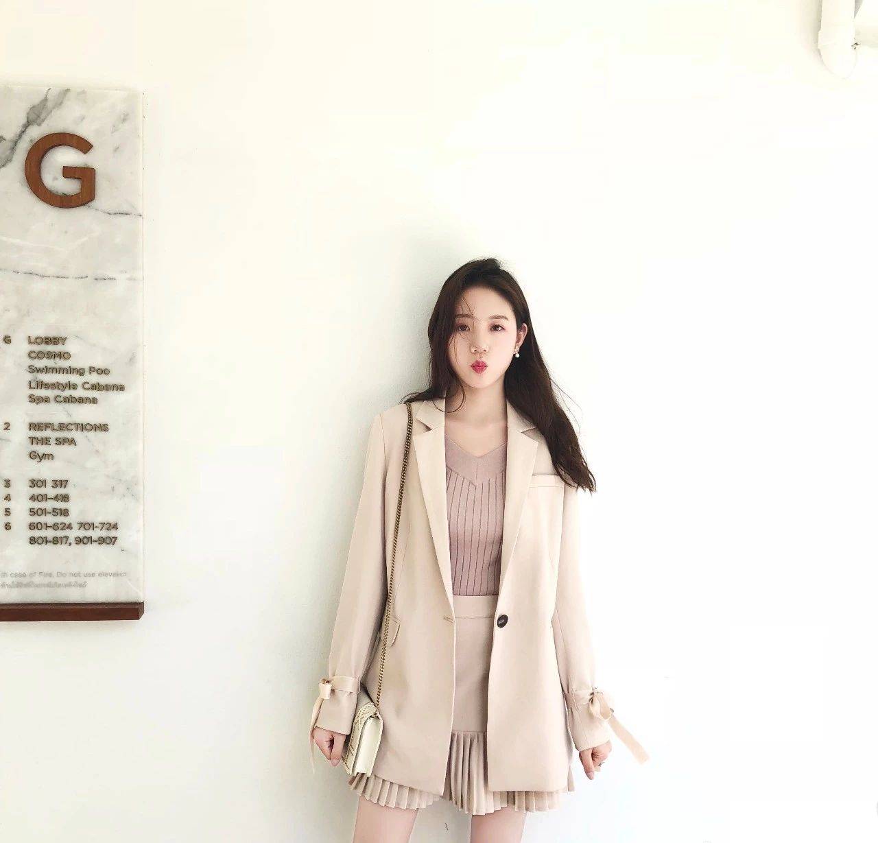 耳环 黄梦莹白色西装裙配星星耳环,甜美知性笑容治愈