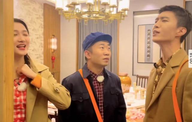 合唱|关晓彤跟范丞丞杨迪唱《穷叉叉》，扎着麻花辫捂嘴笑，三人超欢乐