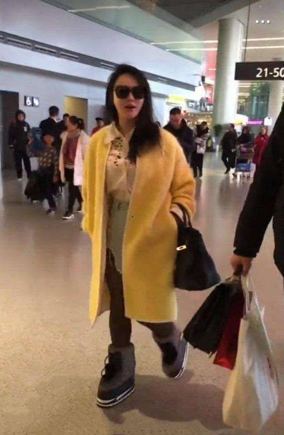 颜色冉莹颖在后台合影，穿开叉裙刻意秀腿，但腿短脸又松弛不自然！