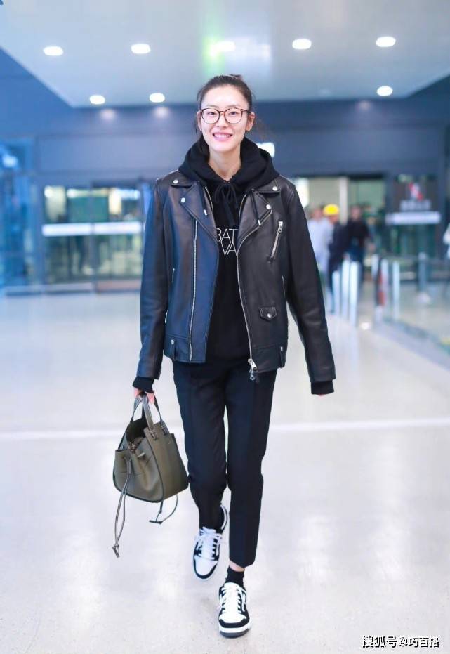 整体 刘雯是把卫衣“焊”在身上了吗?私服造型总有它,而且还都很好看