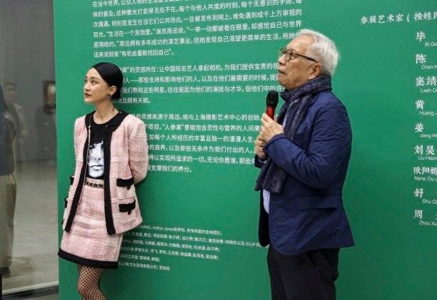 颜色 周讯在某节目中穿搭简单，但是依旧光彩照人！