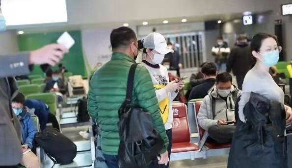 卫衣 44岁李小冉太显嫩！穿卫衣好身材藏不住，跟老公同框不像一辈人