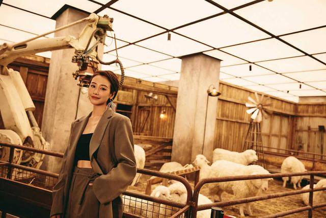 黑色 李纯真是个“小腰精”，西装里面直接穿黑色抹胸秀身材，又帅又A