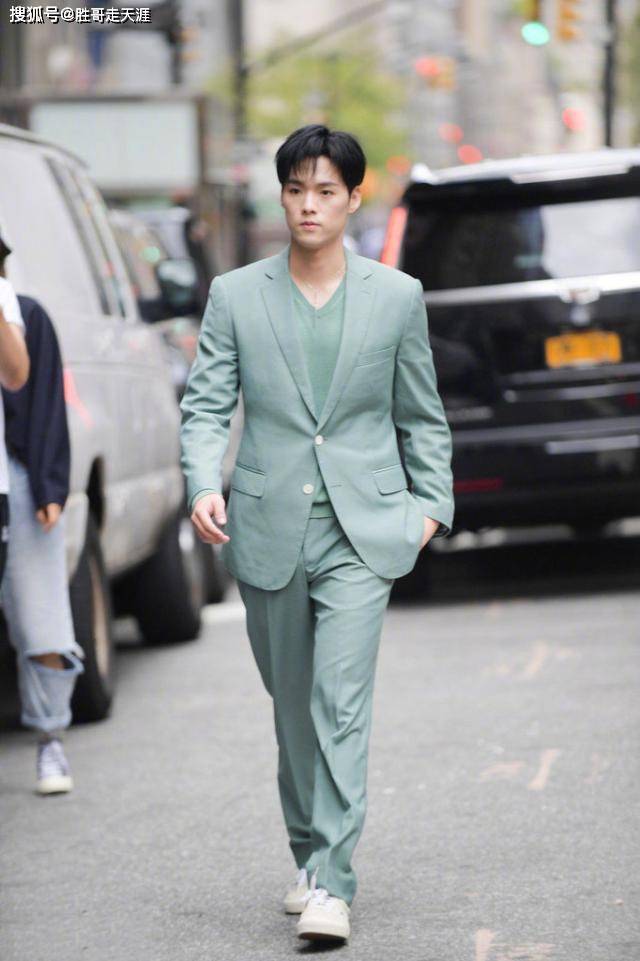 蓝发染 看帅哥养眼！董又霖薄荷绿西装现身时装周，清新气质成街头风景线