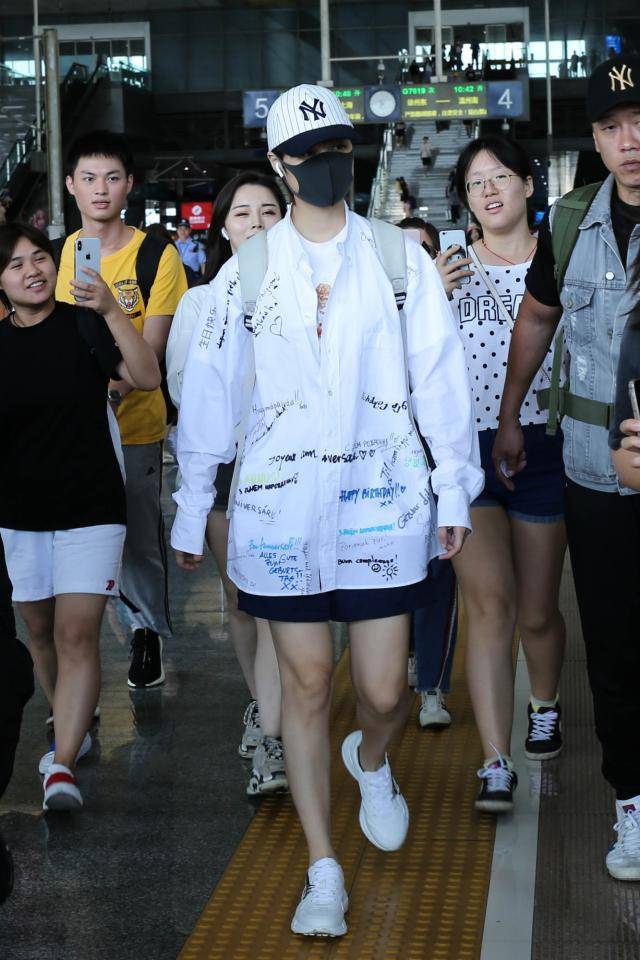 中性 李宇春玩下衣失踪,涂鸦衬衣+短裤长腿白皙,看谁还说她是假小子