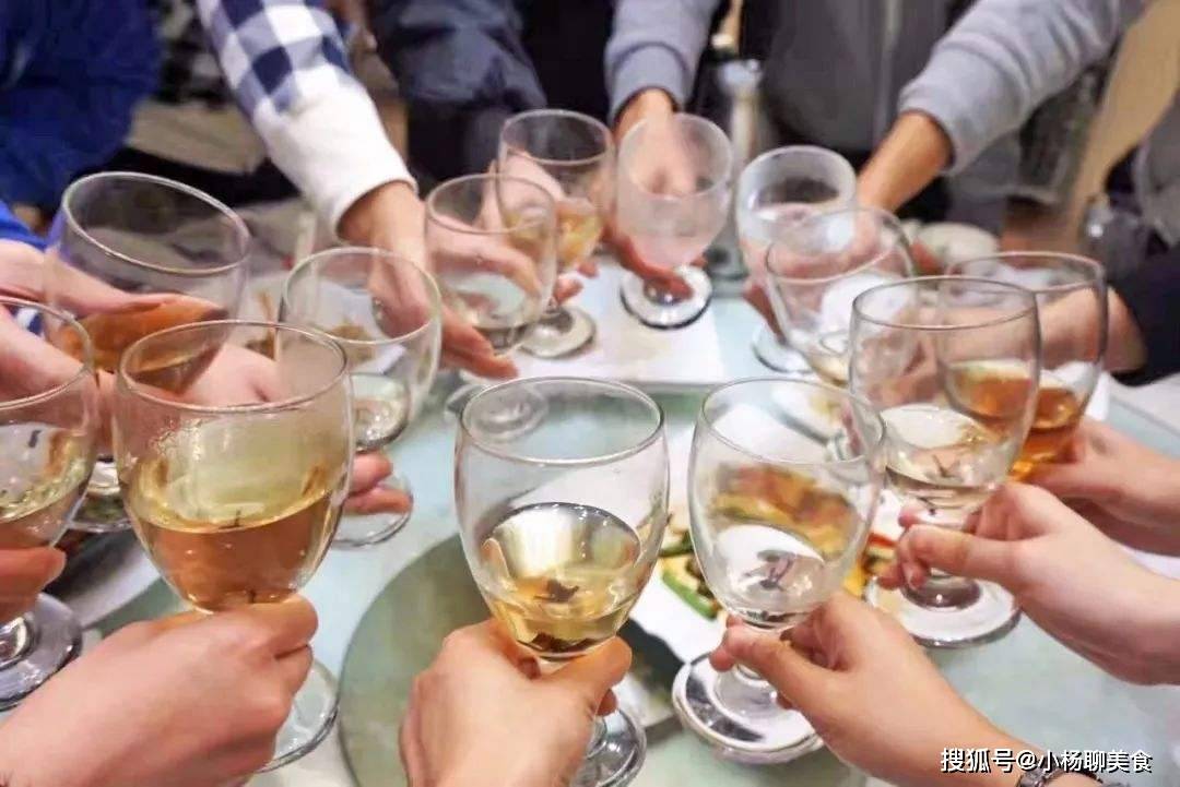 为什么晚上要少“喝酒”，对身体有何危害？资深酒客说出了答案