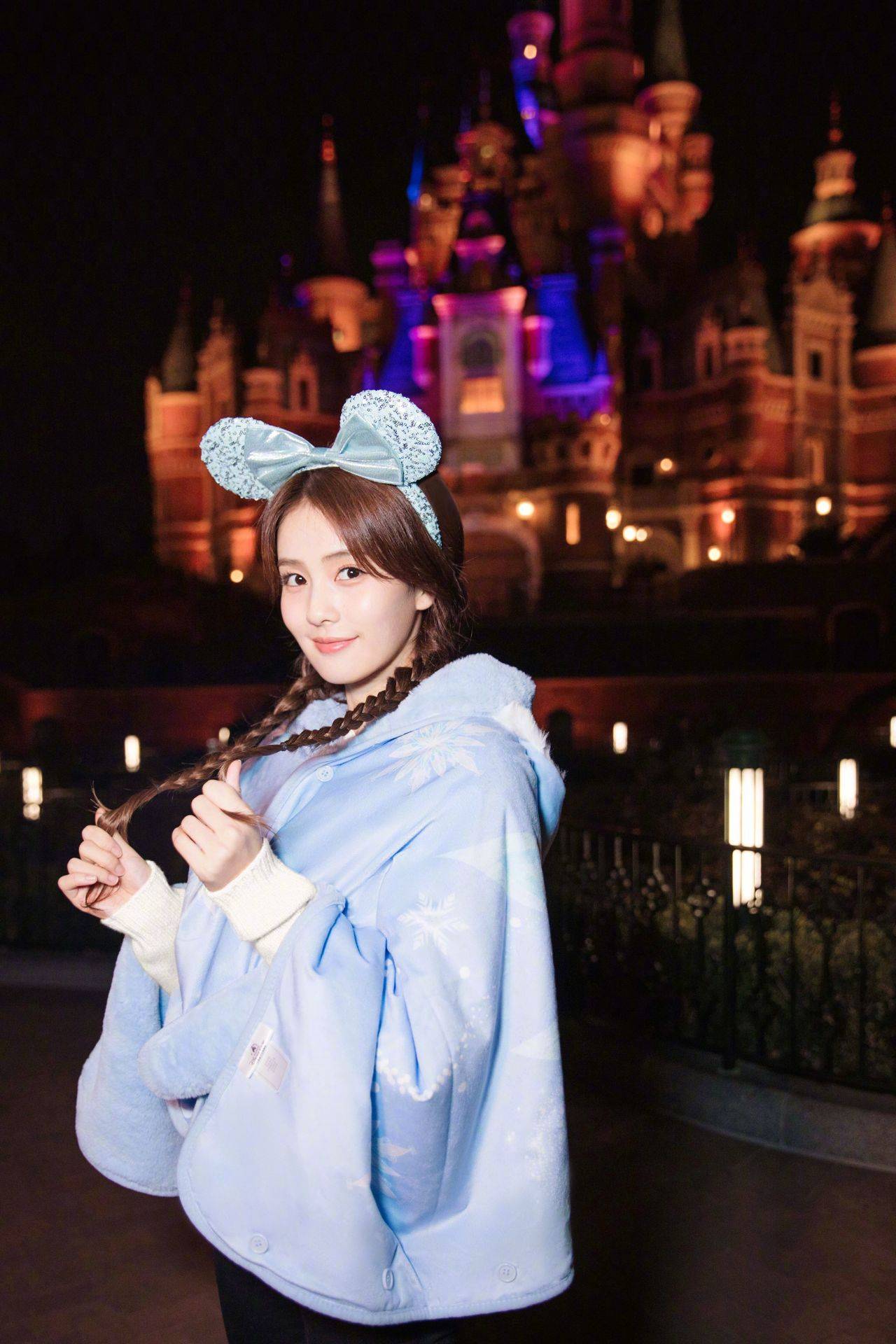 进行 冬季寒冷，解析了白鹿穿搭，表示好羡慕，有风度还有温度